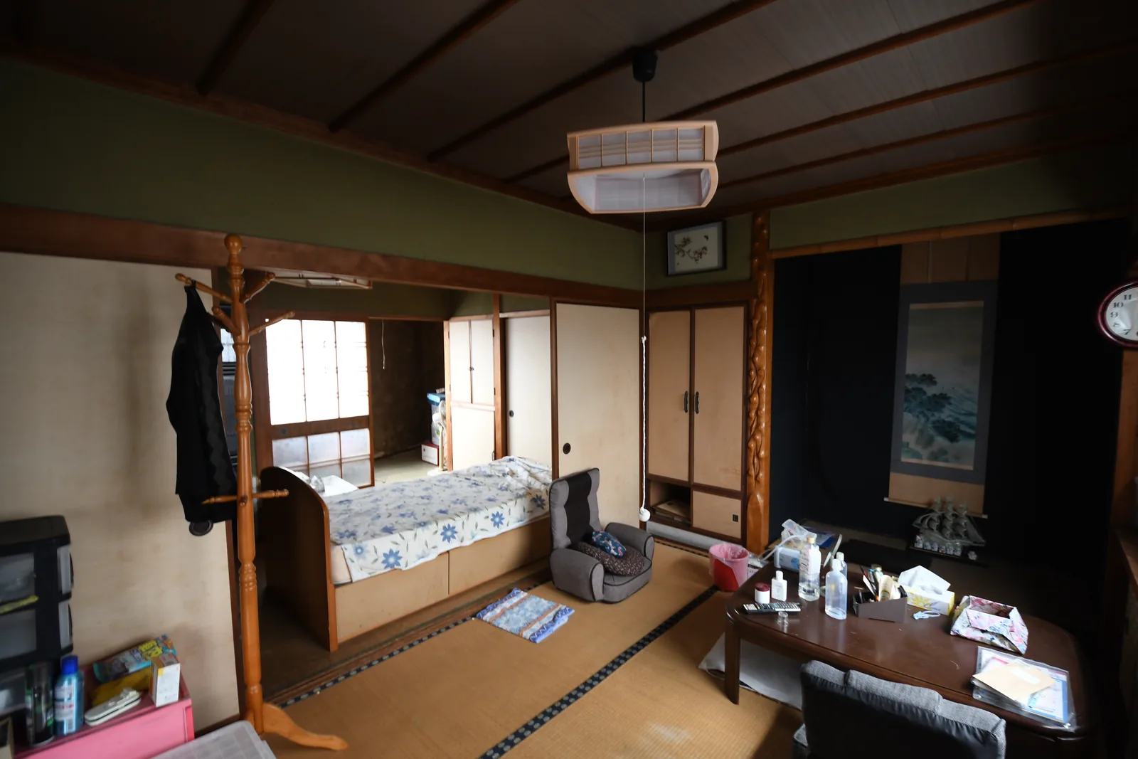布団や生活用品が残ったままの和室