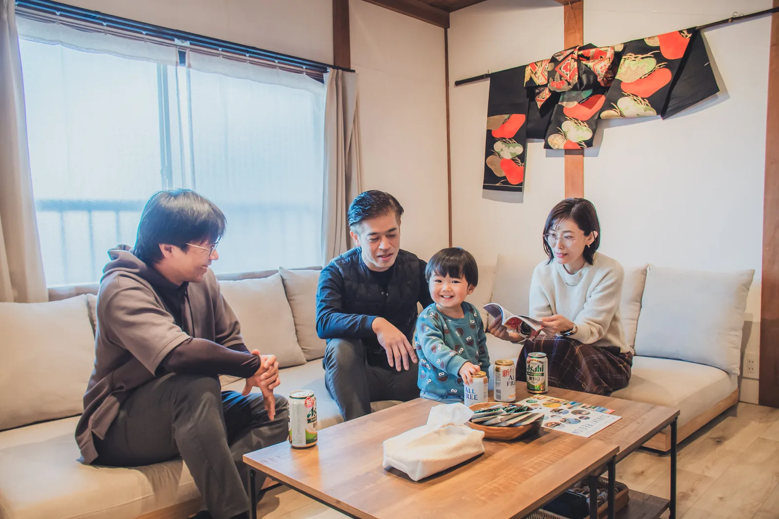 再生した住まいのリビングでくつろぐ家族