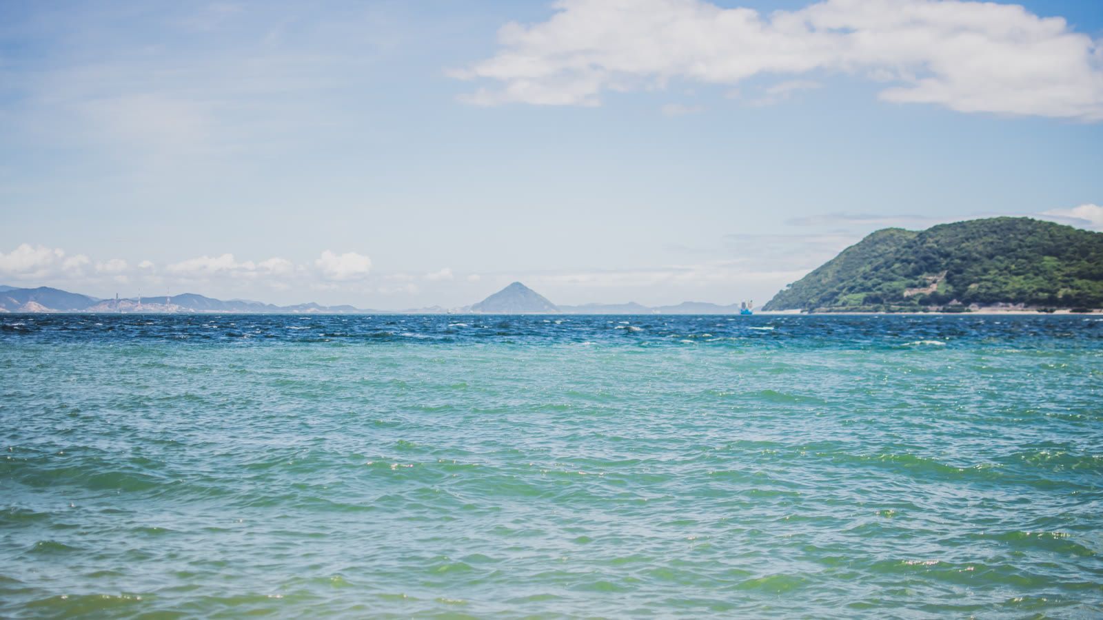 瀬居島の近くから見た瀬戸内海