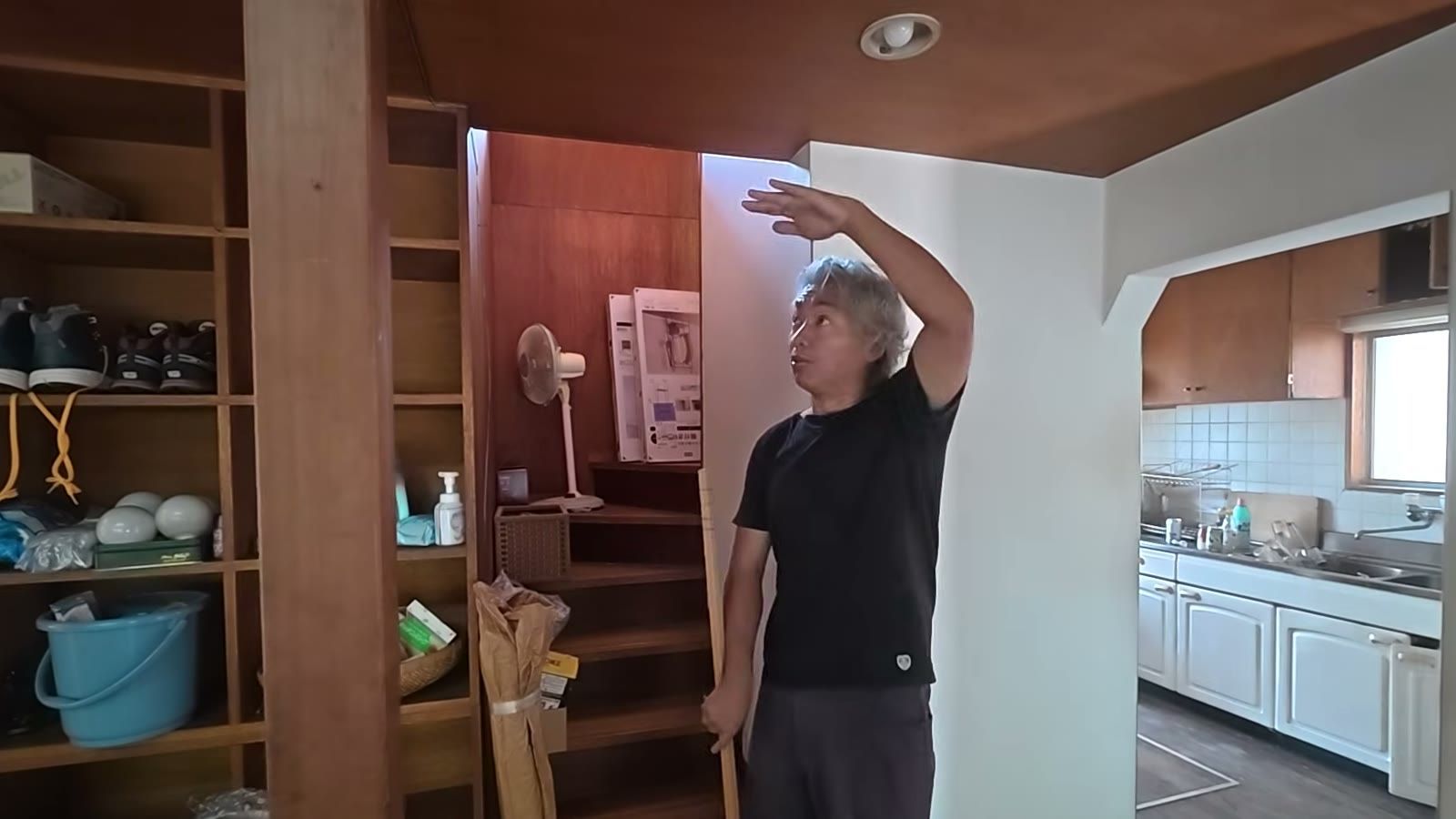 ゴミが積まれていた高さを手で示す宮前