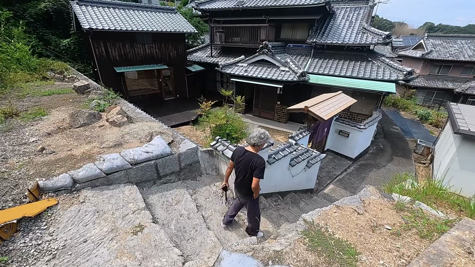 瀬居島の宿へ続く石段を下りる宮前の後ろ姿