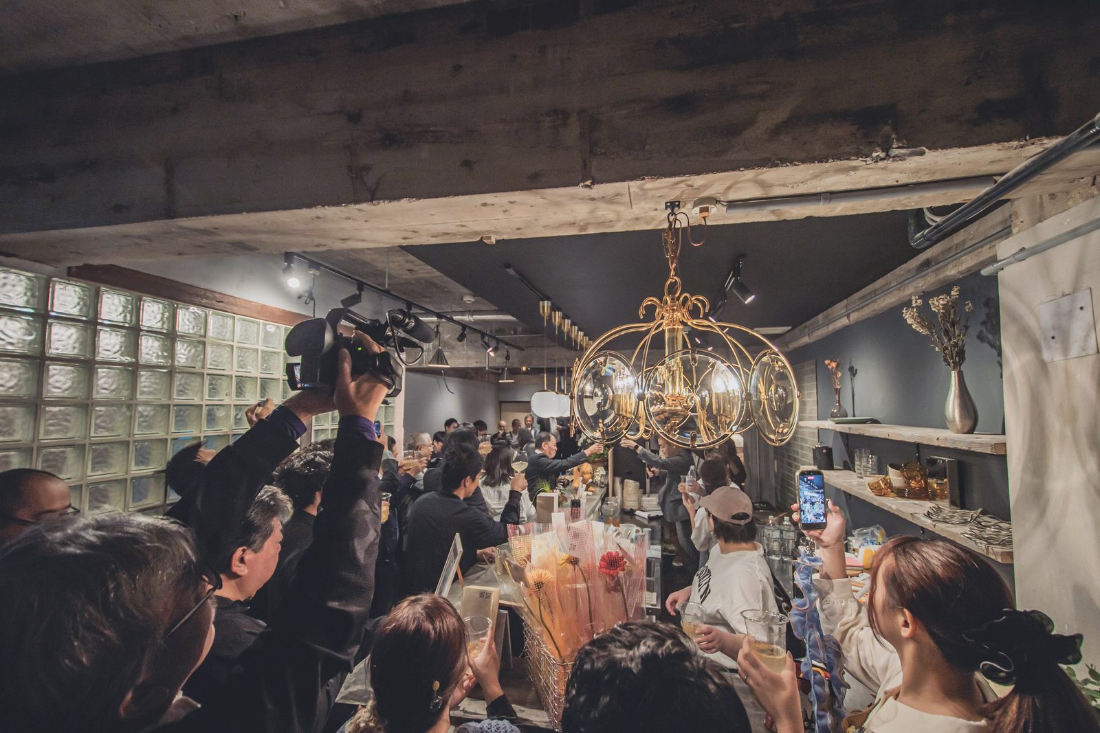 にぎわうレセプションパーティーの会場